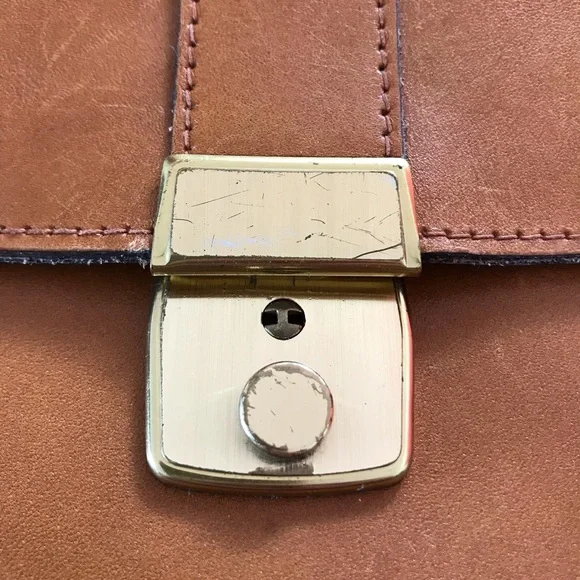 Vintage Carmel Leather Cross Body Bag with lock & original key. - Picture 9 of 10